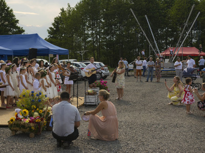 Dożynki na placu przy kościele parafialnym w Jastkowicach