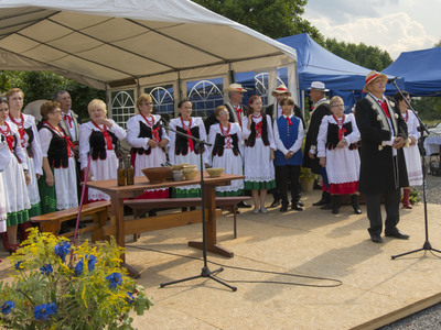 Dożynki na placu przy kościele parafialnym w Jastkowicach  - występ zespołu Jastkowianie