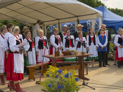 Dożynki na placu przy kościele parafialnym w Jastkowicach  - występ zespołu Jastkowianie