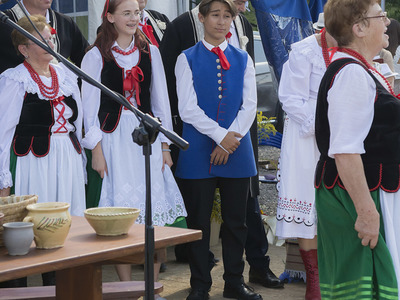 Dożynki na placu przy kościele parafialnym w Jastkowicach  - występ zespołu Jastkowianie