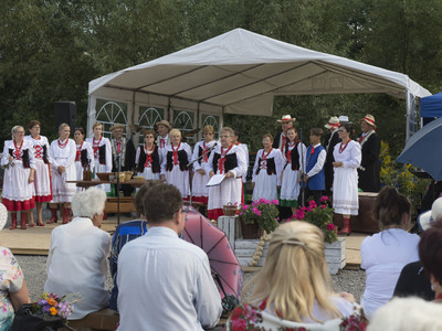 Dożynki na placu przy kościele parafialnym w Jastkowicach  - występ zespołu Jastkowianie