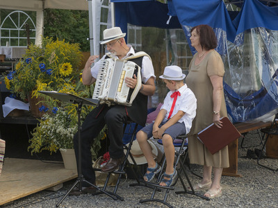 Dożynki na placu przy kościele parafialnym w Jastkowicach  - występ zespołu Jastkowianie