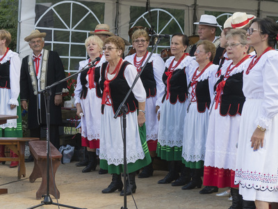 Dożynki na placu przy kościele parafialnym w Jastkowicach  - występ zespołu Jastkowianie