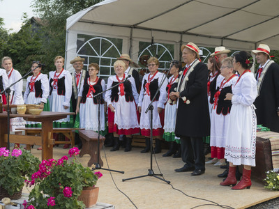 Dożynki na placu przy kościele parafialnym w Jastkowicach  - występ zespołu Jastkowianie