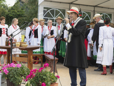 Dożynki na placu przy kościele parafialnym w Jastkowicach  - występ zespołu Jastkowianie