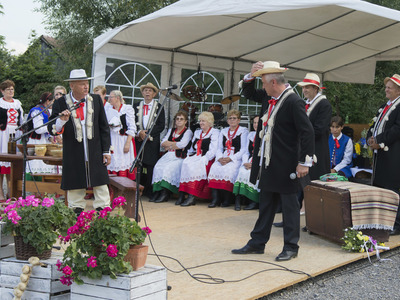 Dożynki na placu przy kościele parafialnym w Jastkowicach  - występ zespołu Jastkowianie