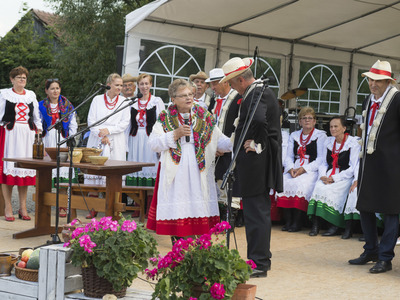 Dożynki na placu przy kościele parafialnym w Jastkowicach  - występ zespołu Jastkowianie