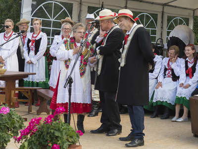 Dożynki na placu przy kościele parafialnym w Jastkowicach  - występ zespołu Jastkowianie