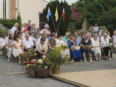 Dożynki na placu przy kościele parafialnym w Jastkowicach  - występ zespołu Jastkowianie