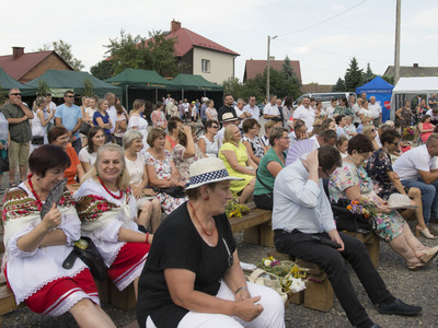 Dożynki na placu przy kościele parafialnym w Jastkowicach