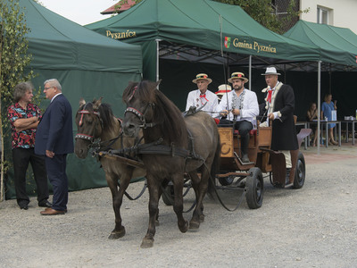 Dożynki na placu przy kościele parafialnym w Jastkowicach  - występ zespołu Jastkowianie