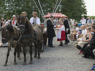 Dożynki na placu przy kościele parafialnym w Jastkowicach  - występ zespołu Jastkowianie