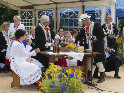 Dożynki na placu przy kościele parafialnym w Jastkowicach  - występ zespołu Jastkowianie