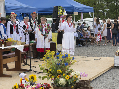 Dożynki na placu przy kościele parafialnym w Jastkowicach  - występ zespołu Jastkowianie