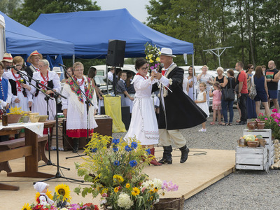 Dożynki na placu przy kościele parafialnym w Jastkowicach  - występ zespołu Jastkowianie
