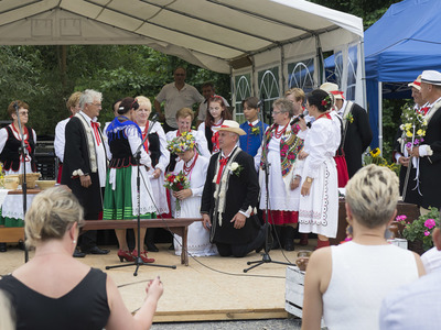 Dożynki na placu przy kościele parafialnym w Jastkowicach  - występ zespołu Jastkowianie