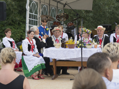Dożynki na placu przy kościele parafialnym w Jastkowicach  - występ zespołu Jastkowianie