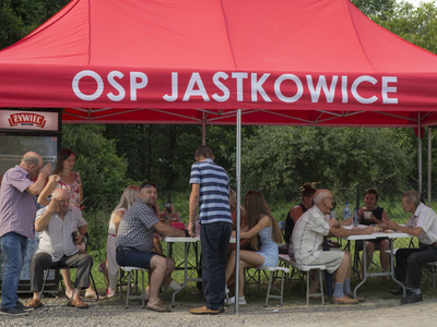 Dożynki na placu przy kościele parafialnym w Jastkowicach