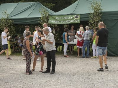 Dożynki na placu przy kościele parafialnym w Jastkowicach