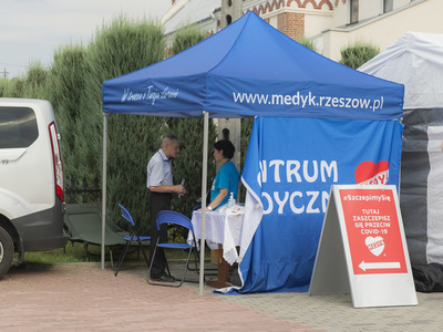 Dożynki na placu przy kościele parafialnym w Jastkowicach