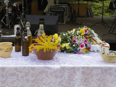Dożynki na placu przy kościele parafialnym w Jastkowicach
