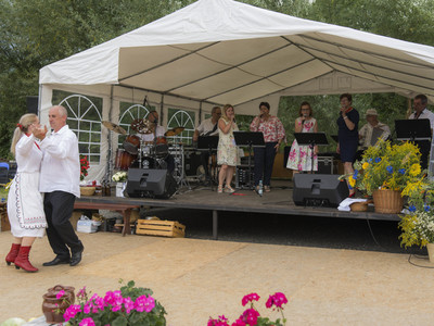 Dożynki na placu przy kościele parafialnym w Jastkowicach  - występ zespołu "Sami sobie"