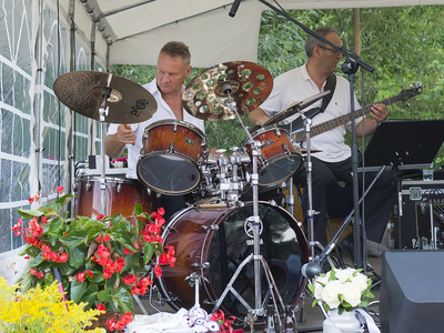 Dożynki na placu przy kościele parafialnym w Jastkowicach  - występ zespołu "Sami sobie"