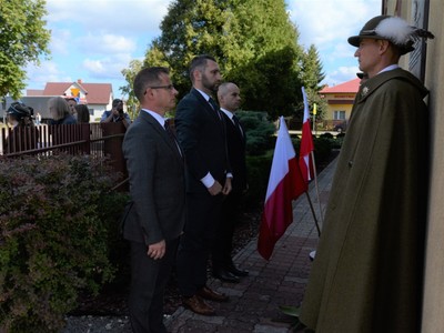 Uroczyste obchody 82 rocznicy śmierci kaprala Franciszka Dziuby w Jastkowicach - złożenie kwiatów