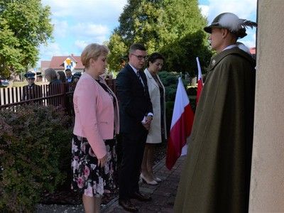 Uroczyste obchody 82 rocznicy śmierci kaprala Franciszka Dziuby w Jastkowicach - złożenie kwiatów