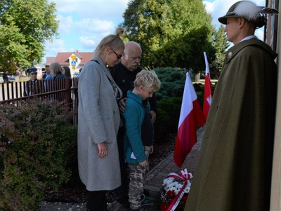 Uroczyste obchody 82 rocznicy śmierci kaprala Franciszka Dziuby w Jastkowicach - złożenie kwiatów
