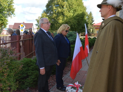 Uroczyste obchody 82 rocznicy śmierci kaprala Franciszka Dziuby w Jastkowicach - złożenie kwiatów