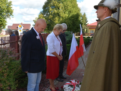 Uroczyste obchody 82 rocznicy śmierci kaprala Franciszka Dziuby w Jastkowicach - złożenie kwiatów