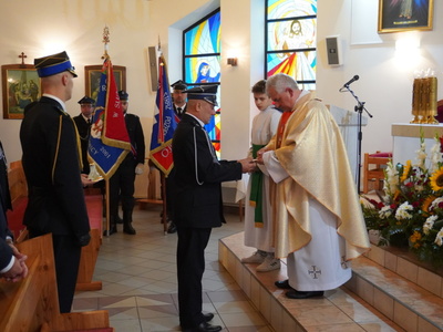 Przekazanie wozu Jednostce OSP Studzieniec - Msza Św. w kościele pw. Św. Apostołów Piotra i Pawła w Krzakach