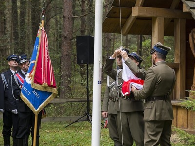 Uroczystości w Kochanach - wciągnięcie flagi na maszt