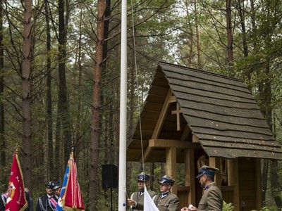 Uroczystości w Kochanach - wciągnięcie flagi na maszt