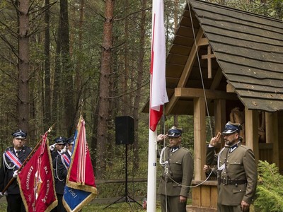 Uroczystości w Kochanach - wciągnięcie flagi na maszt