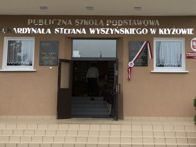 Uroczystość odsłonięcia tablicy pamiątkowej w PSP w Kłyżowie