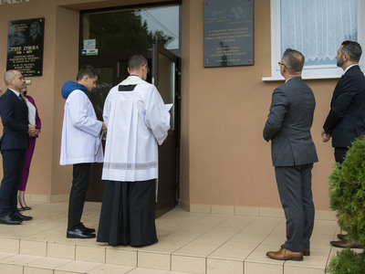 Uroczystość odsłonięcia tablicy pamiątkowej w PSP w Kłyżowie - poświęcenie tablicy przez ks. Tadeusz Paska