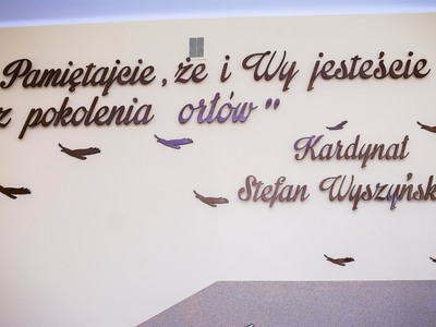 Uroczystość odsłonięcia tablicy pamiątkowej w PSP w Kłyżowie - motto szkoły