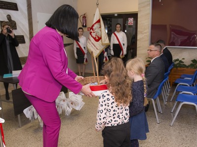 Uroczystość odsłonięcia tablicy pamiątkowej w PSP w Kłyżowie - rozdanie tarcz uczniom