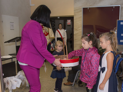 Uroczystość odsłonięcia tablicy pamiątkowej w PSP w Kłyżowie - rozdanie tarcz uczniom