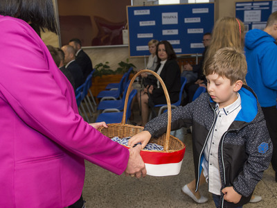 Uroczystość odsłonięcia tablicy pamiątkowej w PSP w Kłyżowie - rozdanie tarcz uczniom