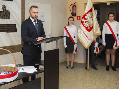 Uroczystość odsłonięcia tablicy pamiątkowej w PSP w Kłyżowie - Wójt Gminy  Łukasz Bajgierowicz