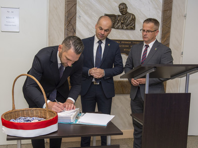 Uroczystość odsłonięcia tablicy pamiątkowej w PSP w Kłyżowie
