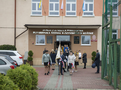 Uroczystość odsłonięcia tablicy pamiątkowej w PSP w Kłyżowie - przemarsz do kościoła w Kłyżowie