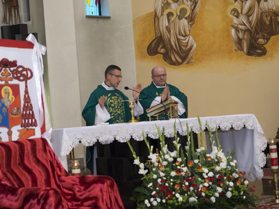 Uroczystość odsłonięcia tablicy pamiątkowej w PSP w Kłyżowie - Msza Św. w kościele pw. Wniebowzięcia NMP i św. Maksymiliana Kolbe w Kłyżowie