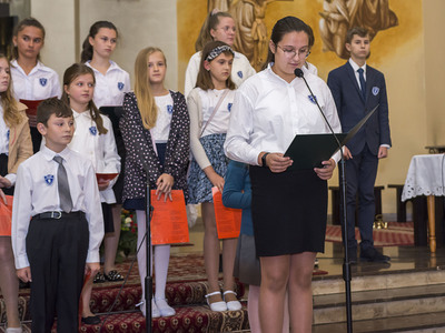 Uroczystość odsłonięcia tablicy pamiątkowej w PSP w Kłyżowie - część artystyczna „ Zwycięża, kto miłuje…”