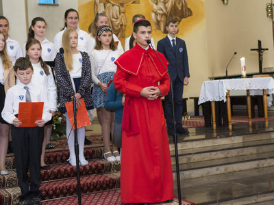 Uroczystość odsłonięcia tablicy pamiątkowej w PSP w Kłyżowie - część artystyczna „ Zwycięża, kto miłuje…”