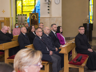 Uroczystość odsłonięcia tablicy pamiątkowej w PSP w Kłyżowie - część artystyczna „ Zwycięża, kto miłuje…”