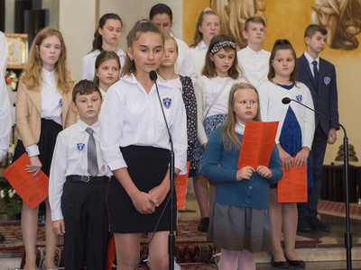 Uroczystość odsłonięcia tablicy pamiątkowej w PSP w Kłyżowie - część artystyczna „ Zwycięża, kto miłuje…”